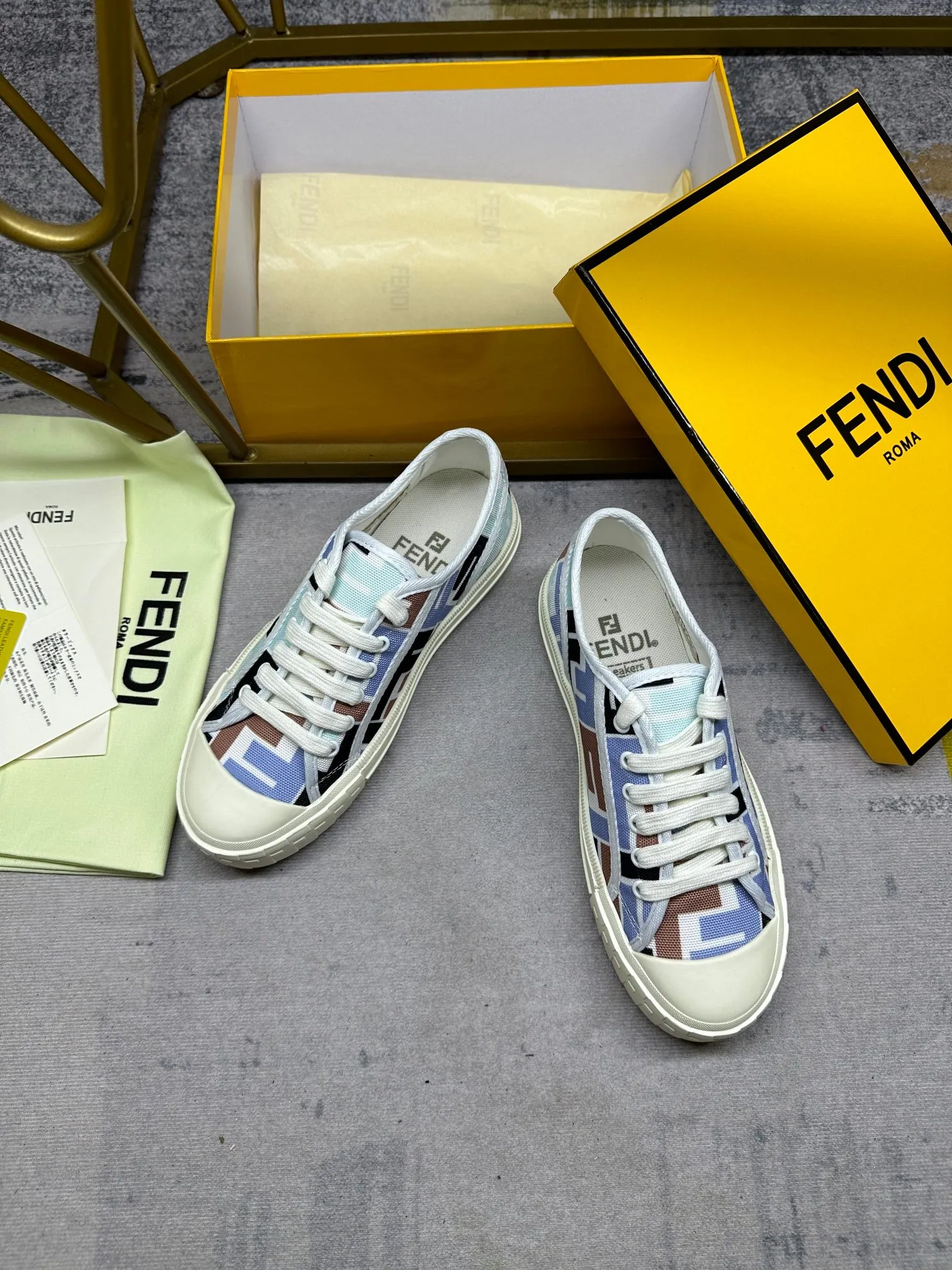 Couple style 💰460❤️Fendi Fendi's latest couple canvas shoes ❑ Fabric: Original customized imported jacquard canvas material ❑ Inner lining: Imported canvas material ❑ Sole: Original molded non-slip TPU outsole ❑ Bottom thickness: 2.5cm ❑ Size: Women's 35-40/Men's 39-45